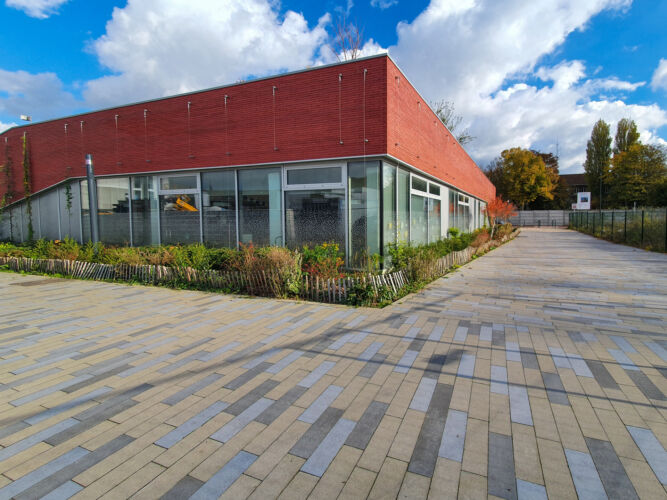 Tourcoing Quadrilatère des Piscines with Ligna 46x14x12 in 3 colors